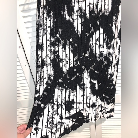 Milano white and black tie dye stretchy pencil Skirt Size Medium - Picture 2 of 7